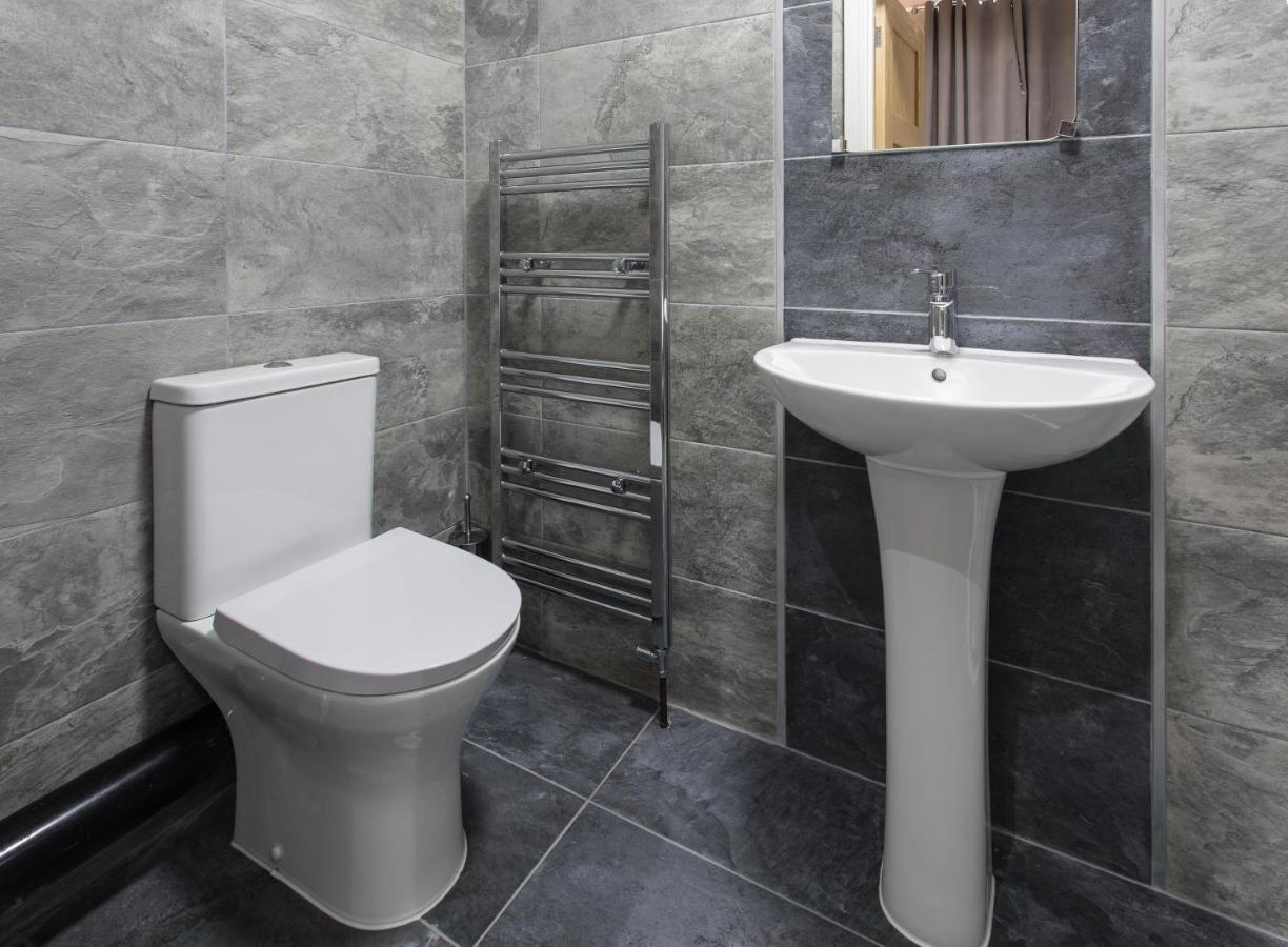 High Bank Hotel Leeds  Bagian luar foto