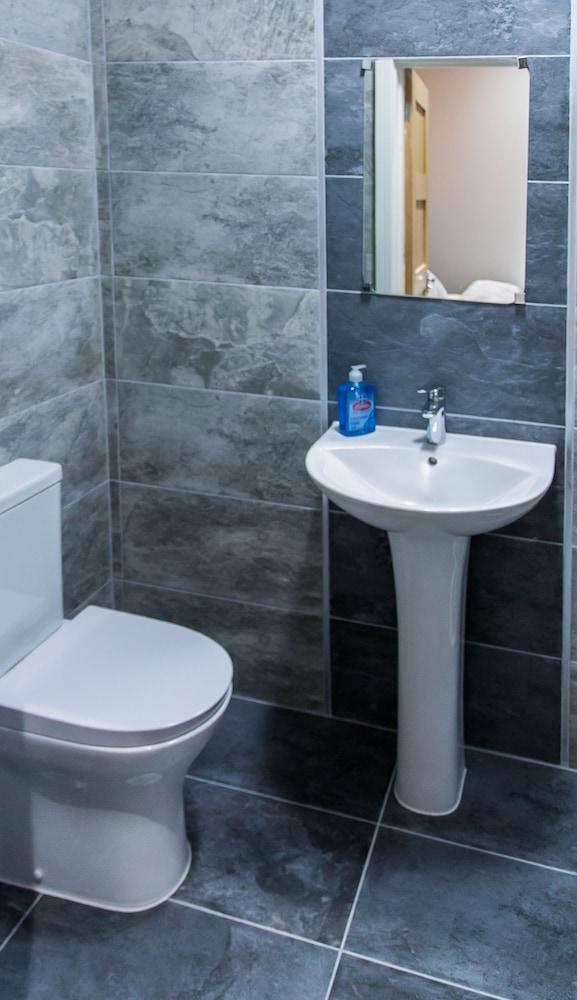 High Bank Hotel Leeds  Bagian luar foto