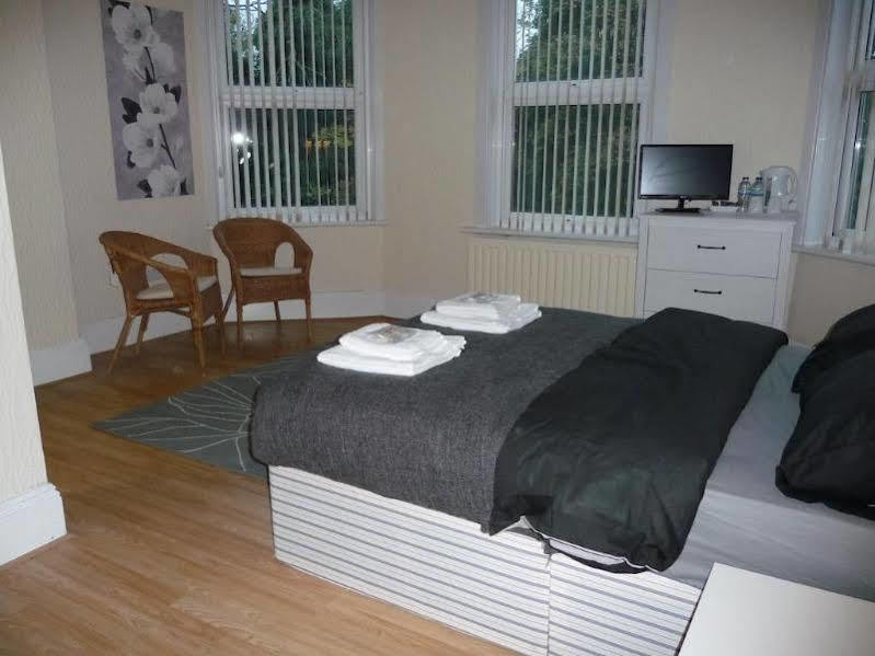 High Bank Hotel Leeds  Bagian luar foto